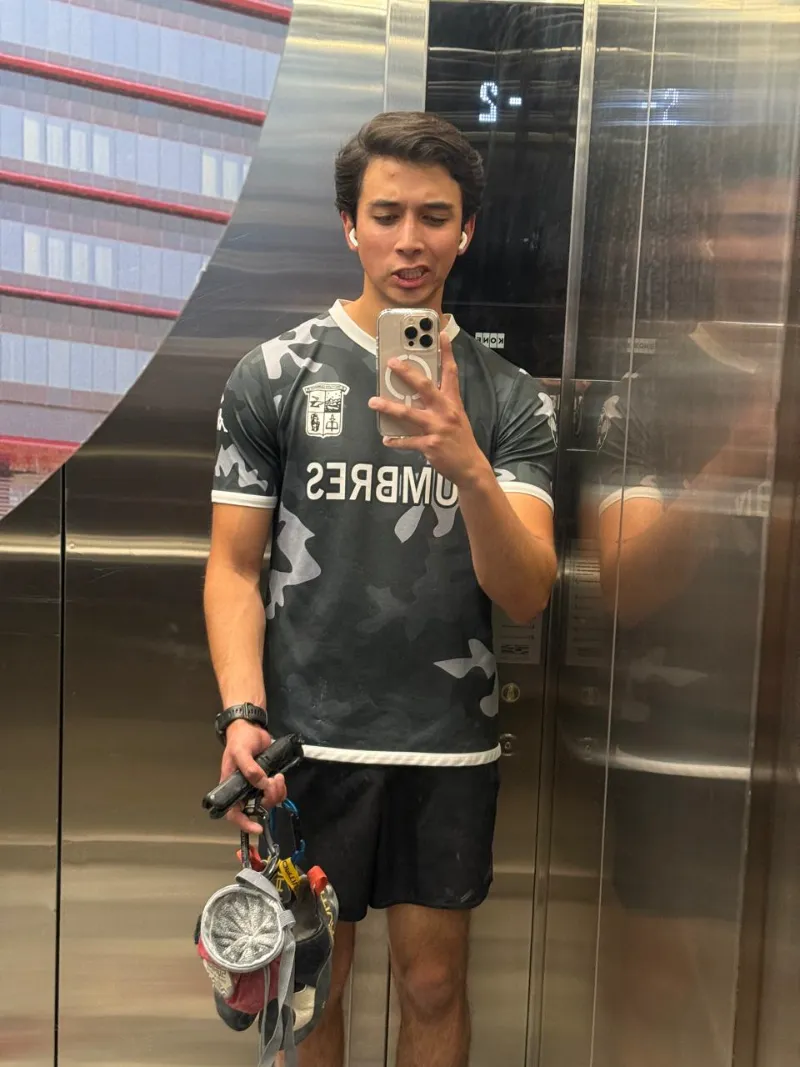 Ángel en su Día 1, grabando con su celular